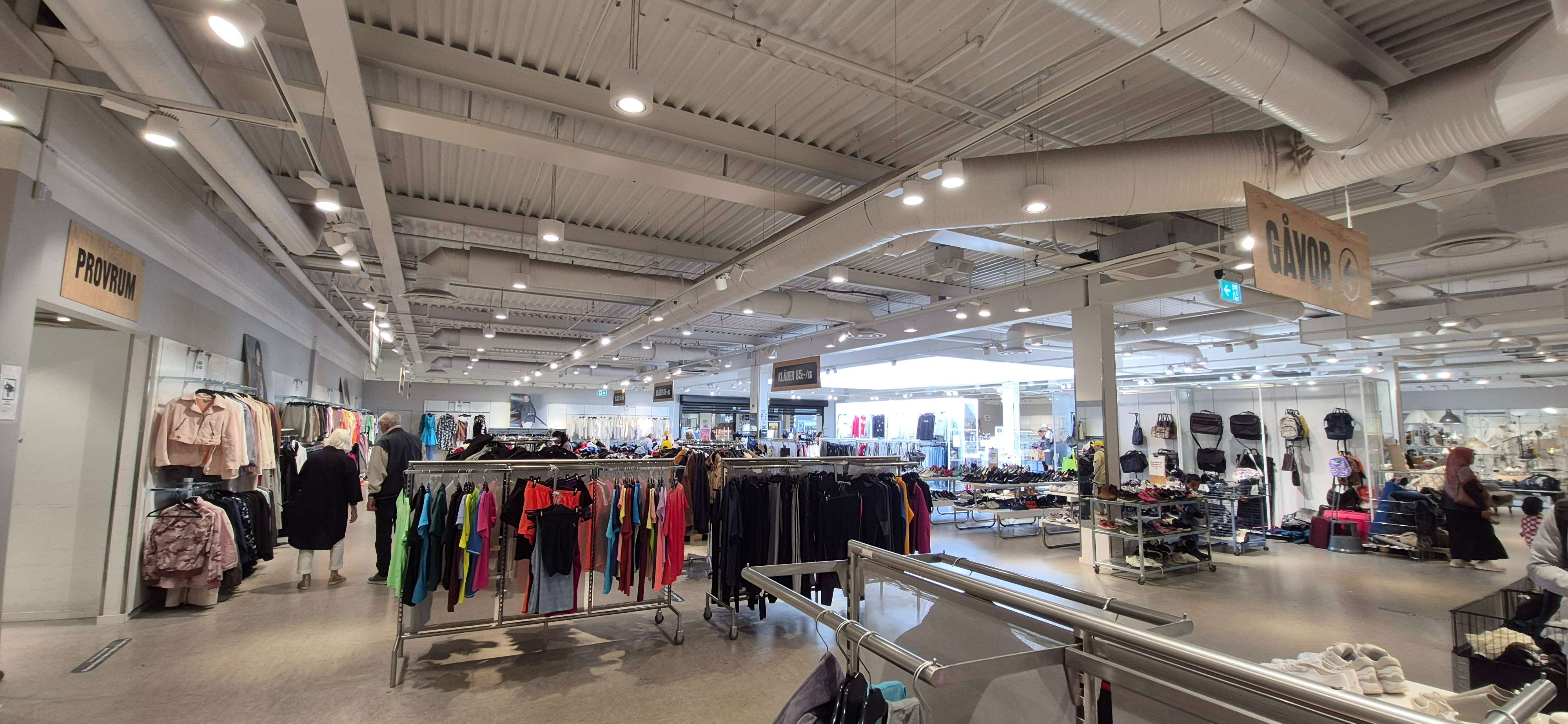 Klädavdelning med Second hand-plagg