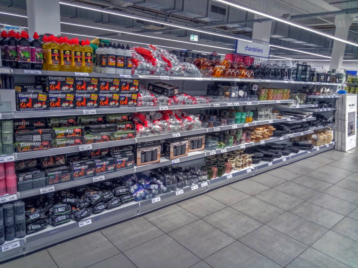 Intérieur du magasin Action Toulouse Compans