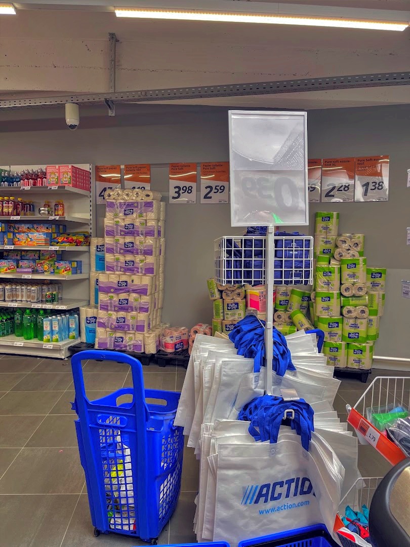 Intérieur du magasin Action Lyon Berthelot