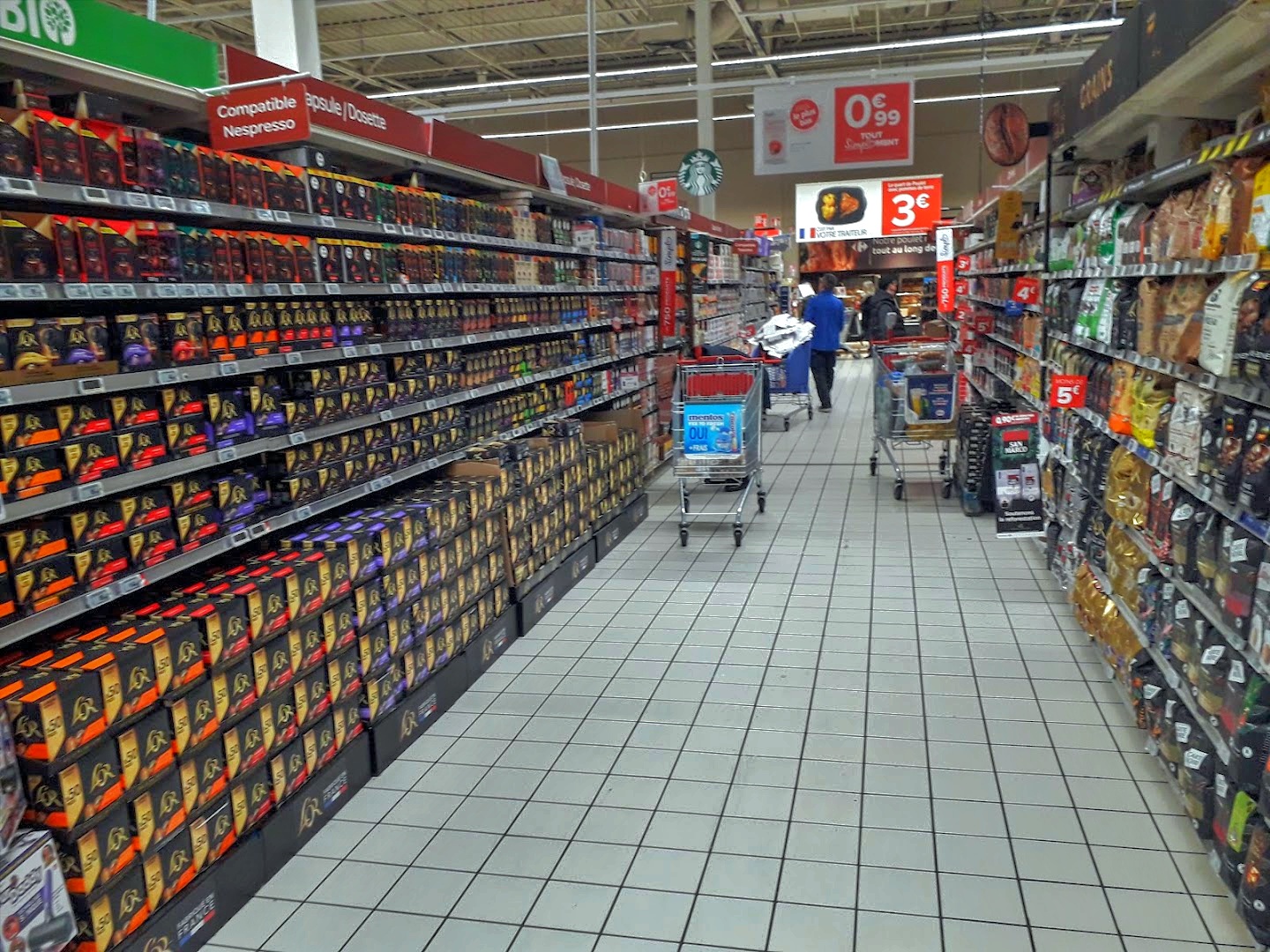 Intérieur du magasin Carrefour Claye Souilly