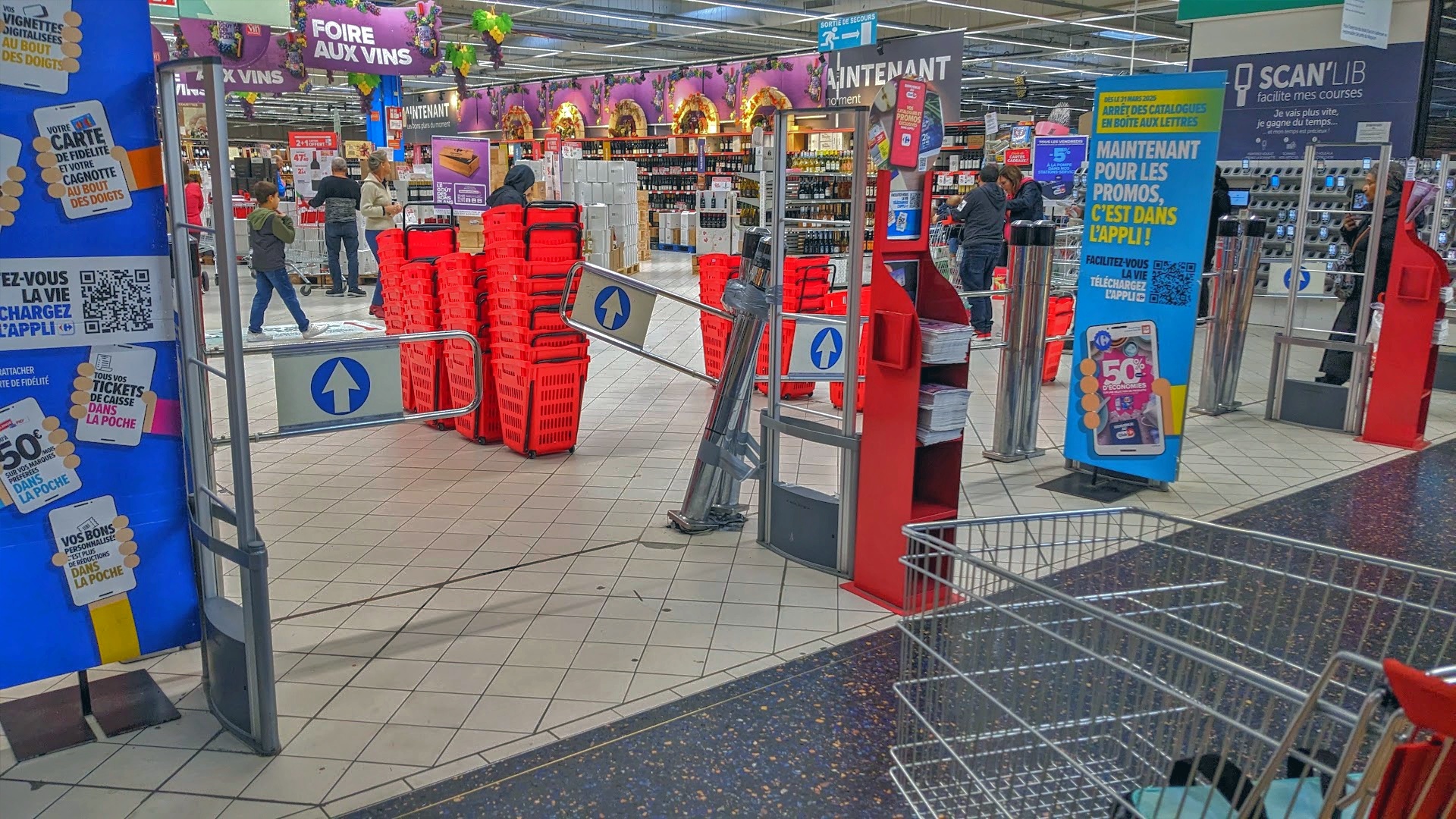 Intérieur du magasin Carrefour Collégien