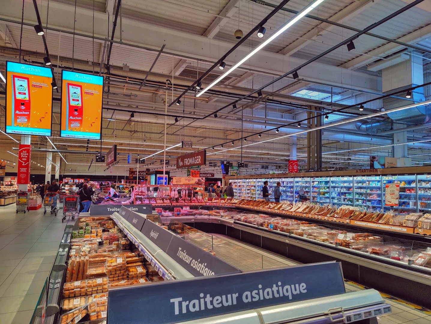 Intérieur du magasin Carrefour Lille