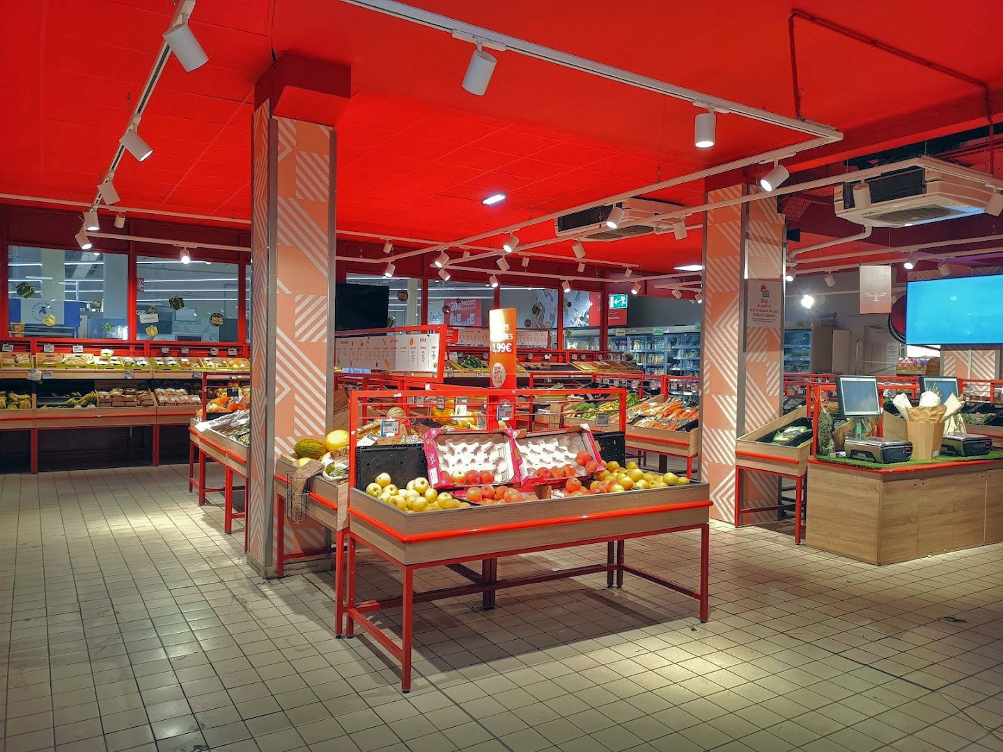 Intérieur du magasin Carrefour Market Vaires-Sur-Marne