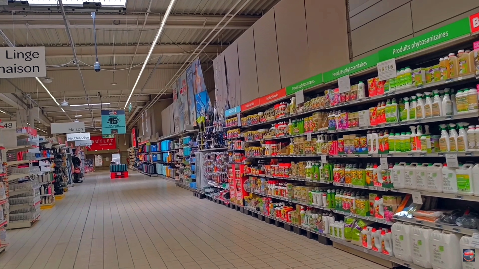 Intérieur du magasin Carrefour Marseille Grand Littoral