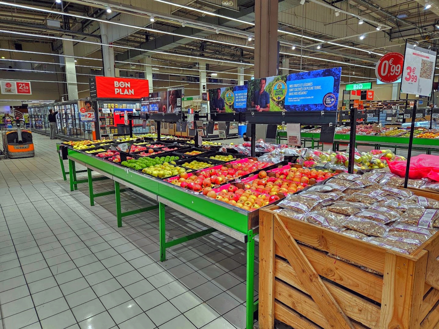 Intérieur du magasin Carrefour Marseille Le Merlan