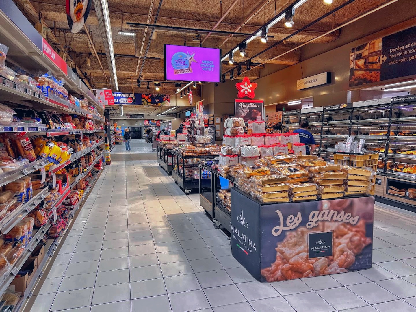 Intérieur du magasin Carrefour Rosny Sous Bois
