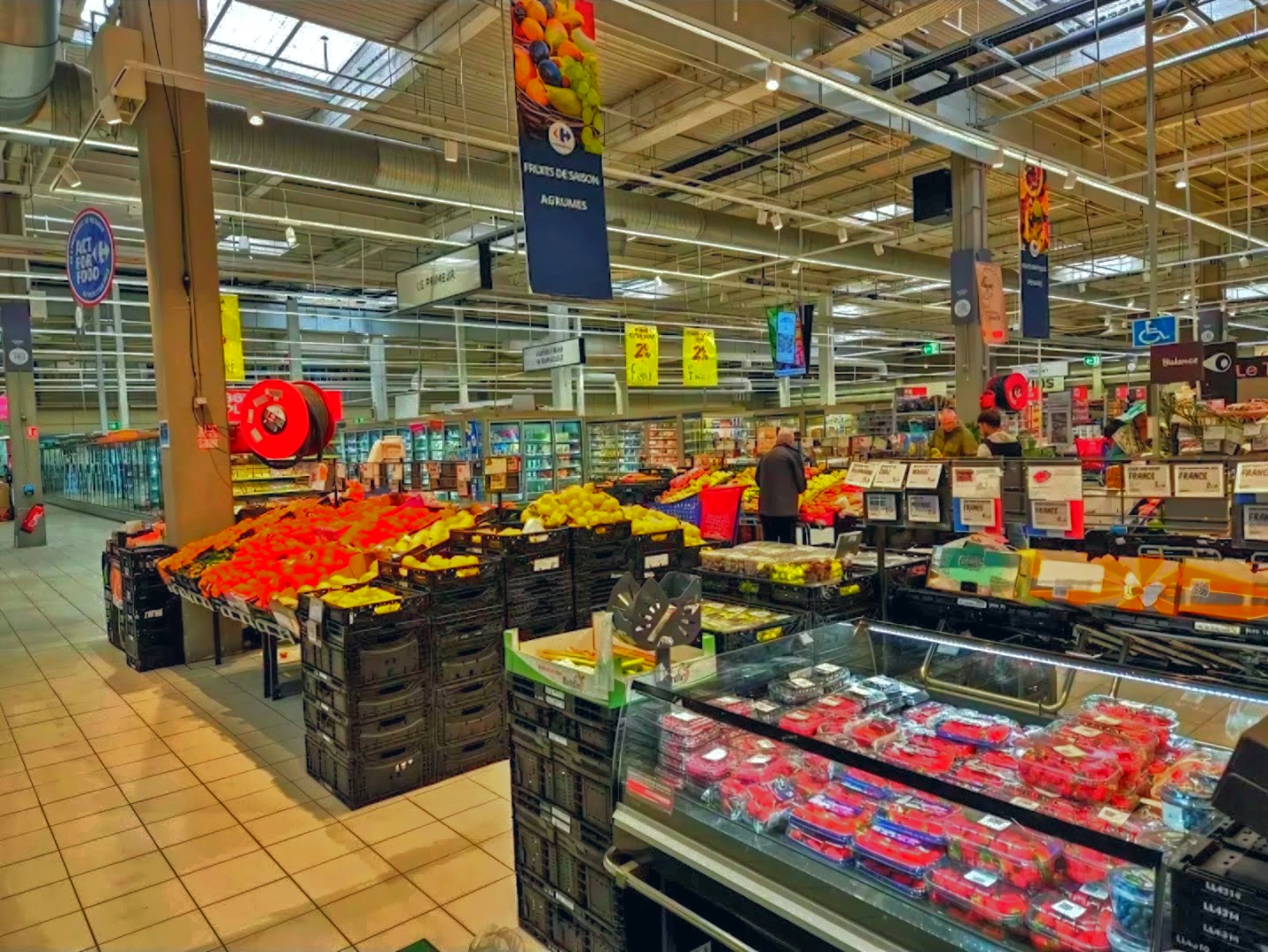 Intérieur du magasin Carrefour Collégien