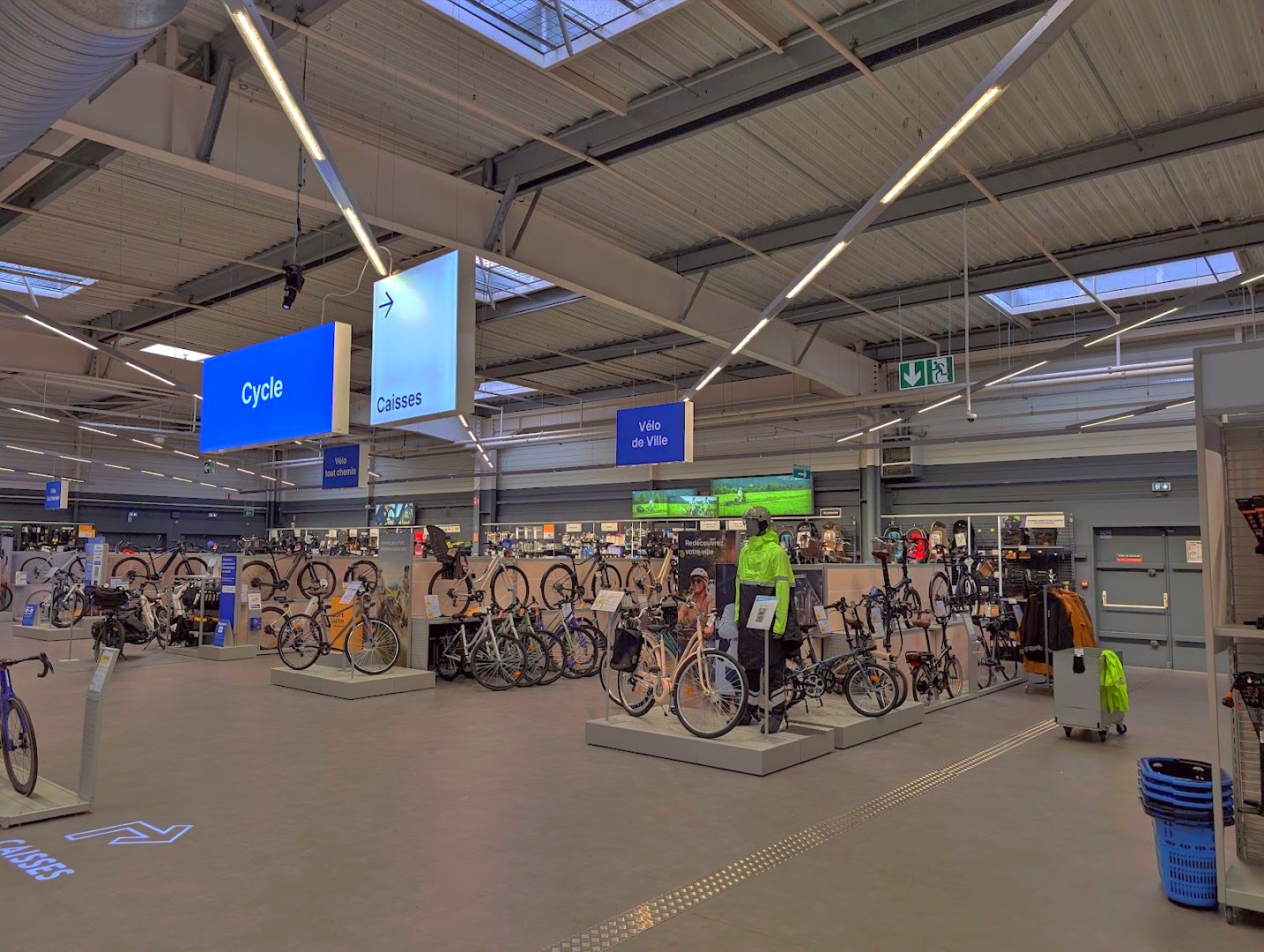 Intérieur du magasin Decathlon Bordeaux Lac