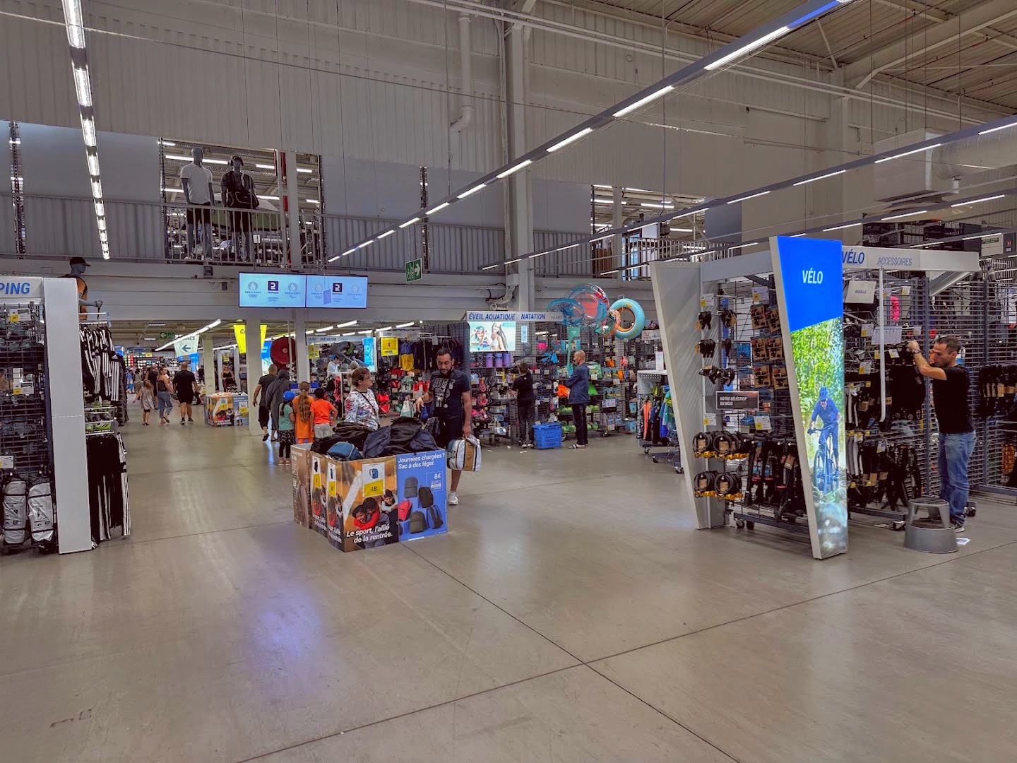 Intérieur du magasin Decathlon Claye Souilly