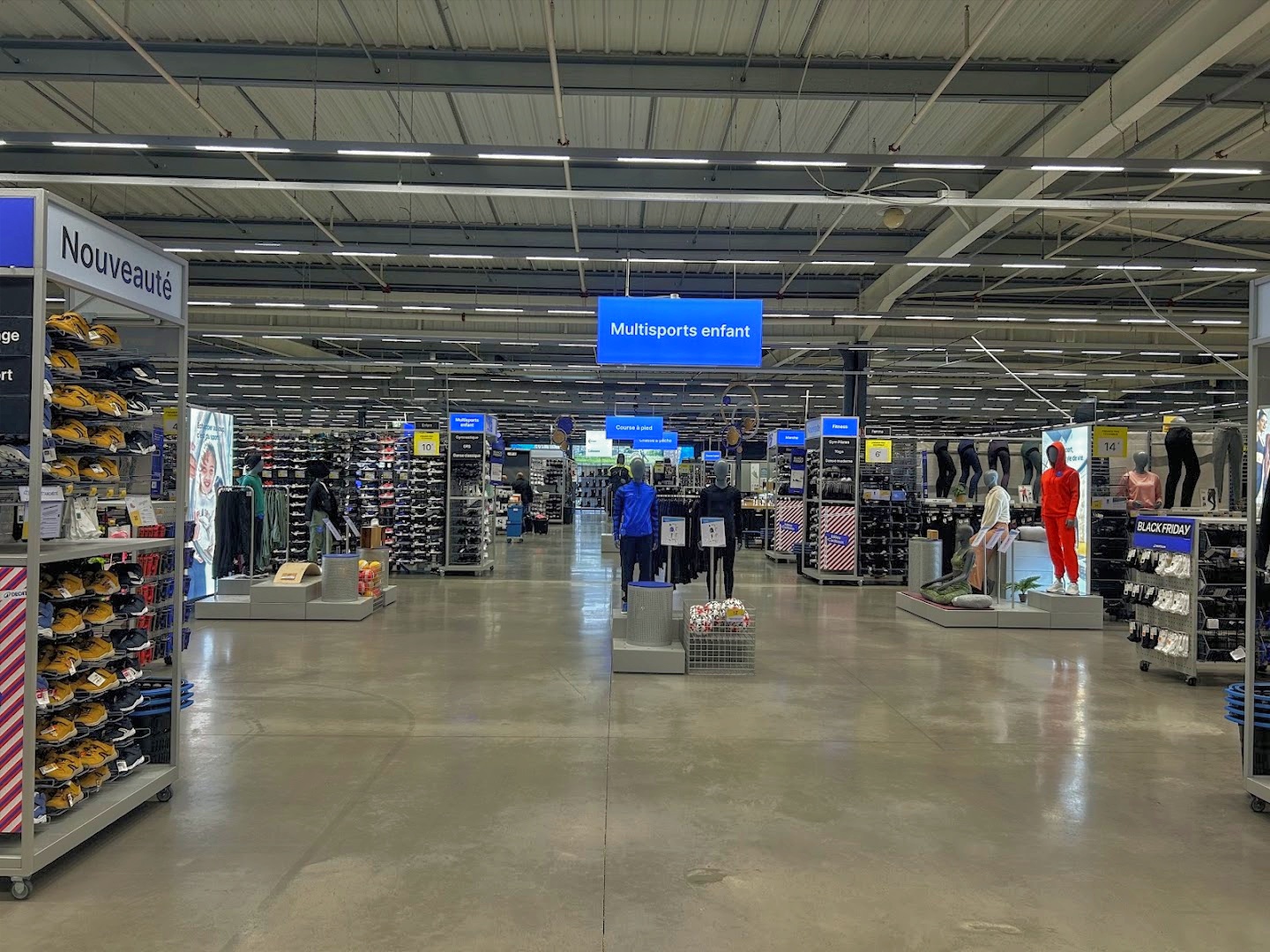 Intérieur du magasin Decathlon Croissy-Beaubourg