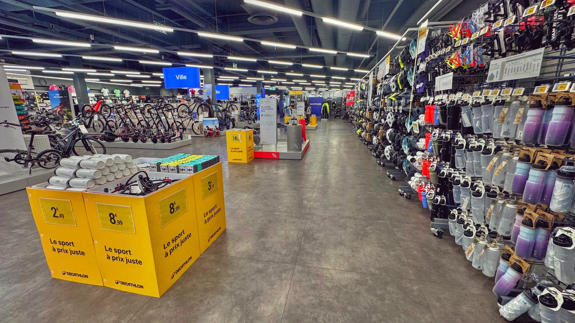 Intérieur du magasin Decathlon Lyon Part Dieu
