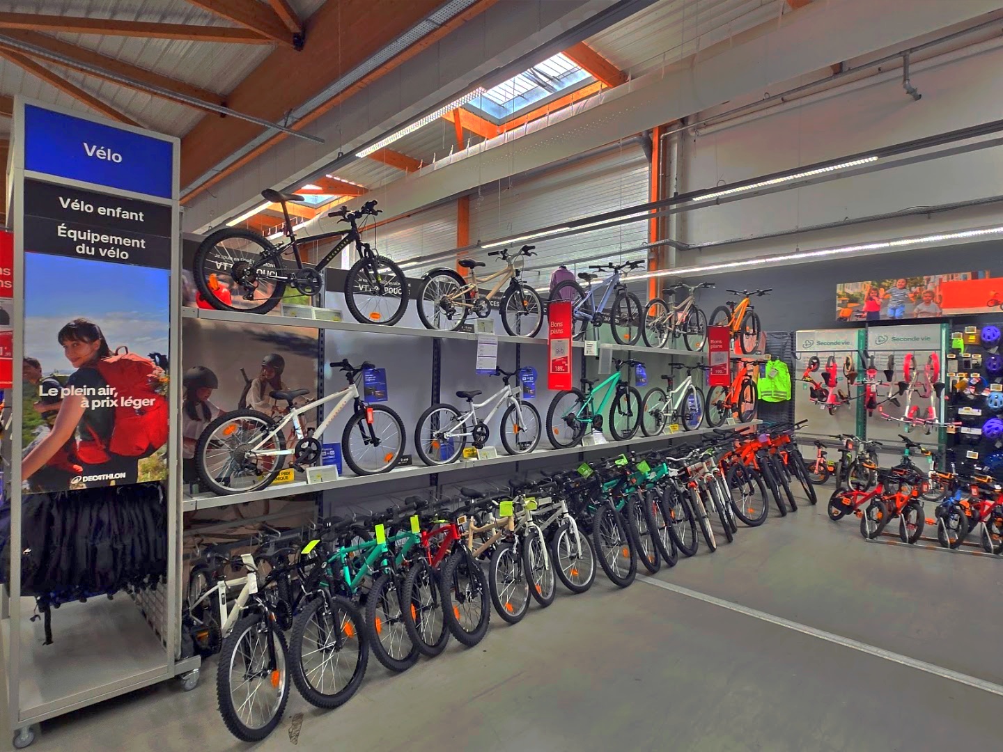 Intérieur du magasin Decathlon Marseille Bonneveine