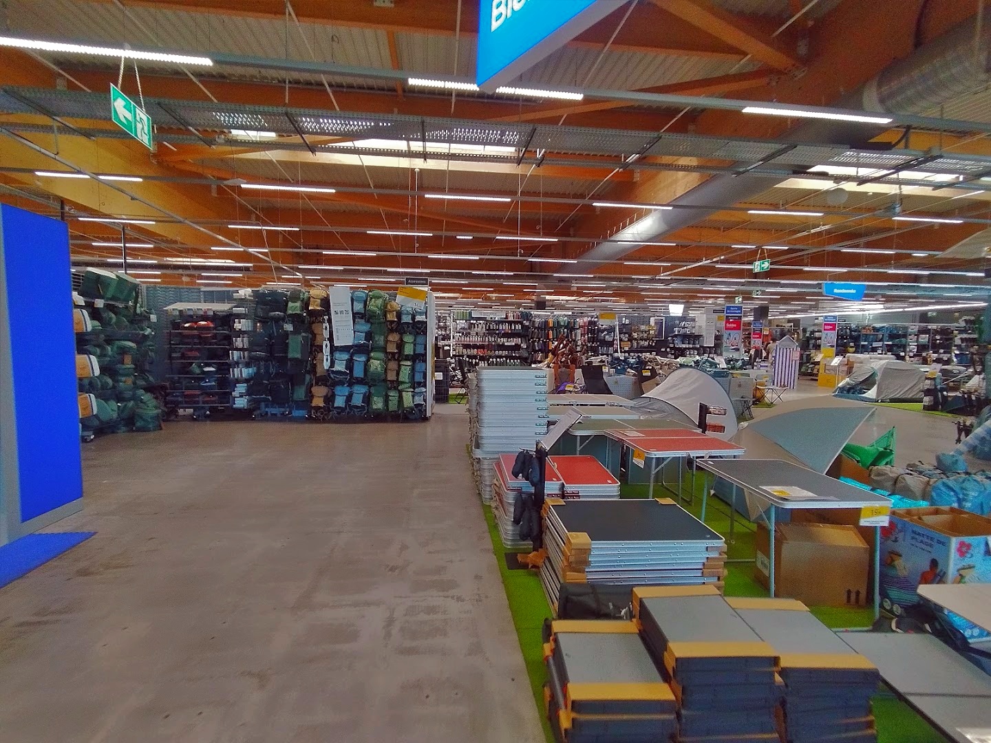 Intérieur du magasin Decathlon Marseille La Valentine