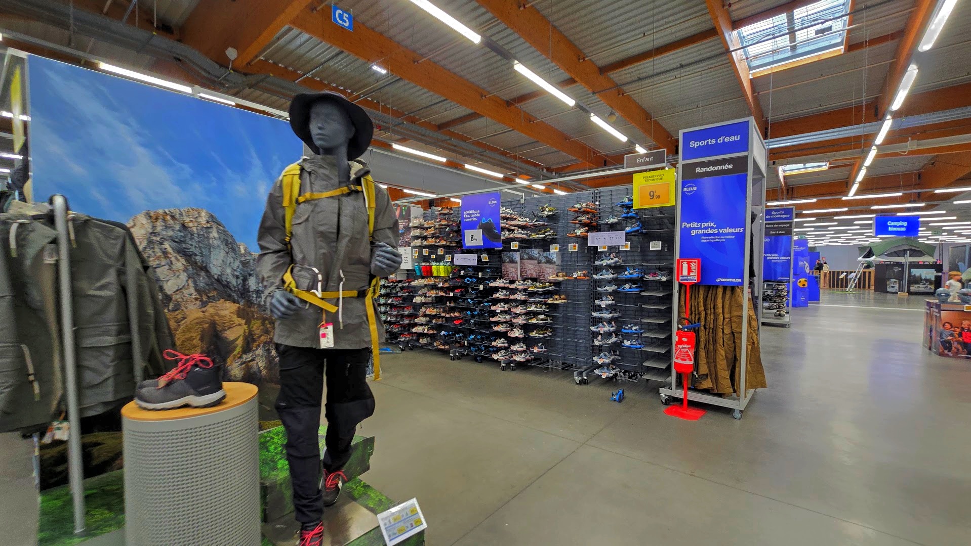 Intérieur du magasin Decathlon Montpellier Odysseum