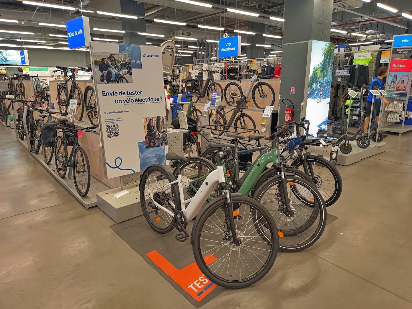 Intérieur du magasin Decathlon Paris 19 Rosa Parks