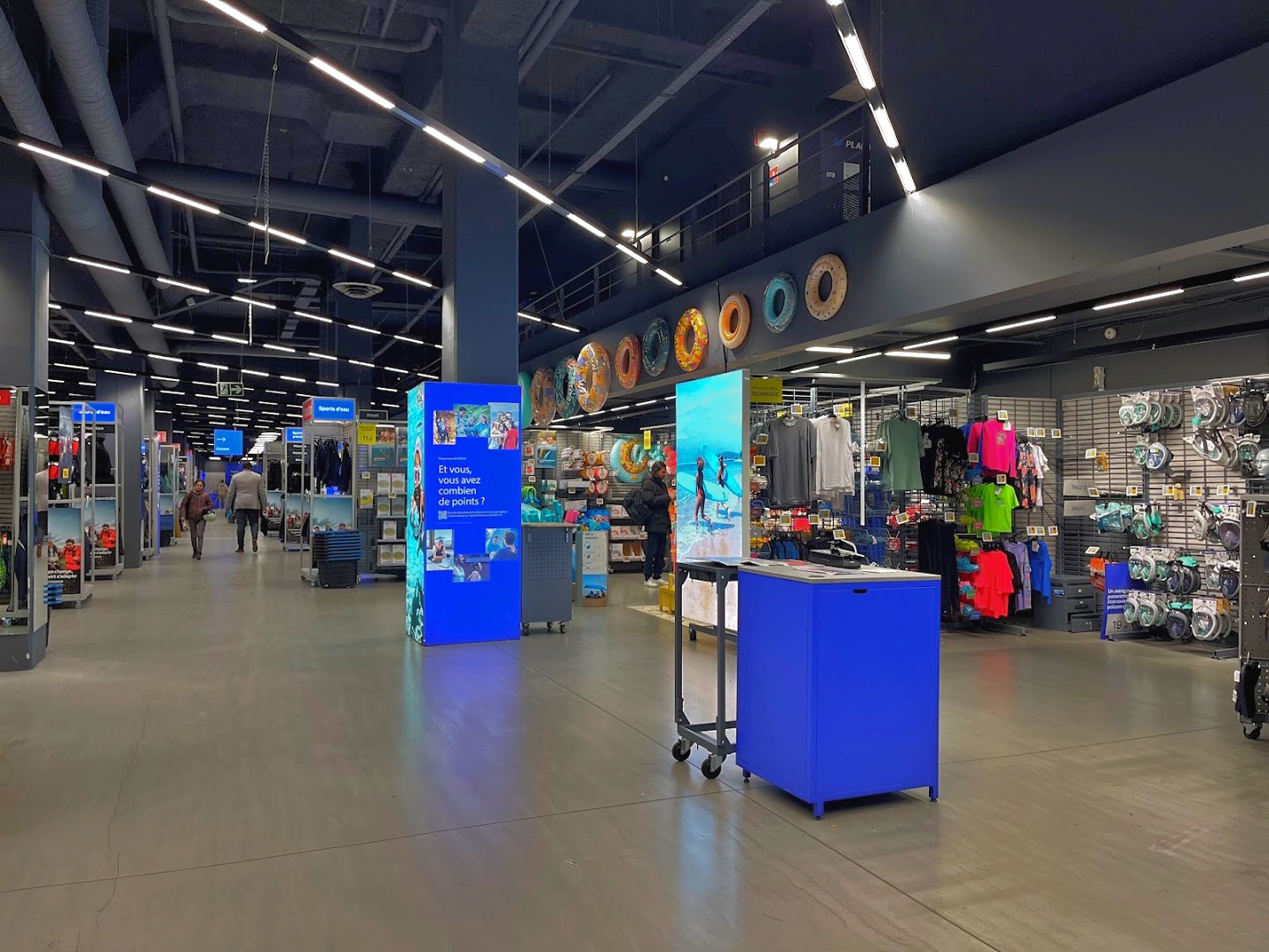 Intérieur du magasin Decathlon Paris Porte De Montreuil