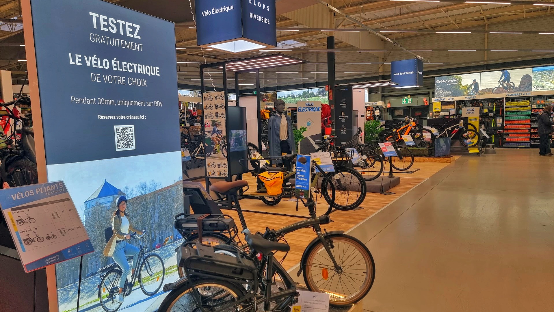 Intérieur du magasin Decathlon Paris Montparnasse City