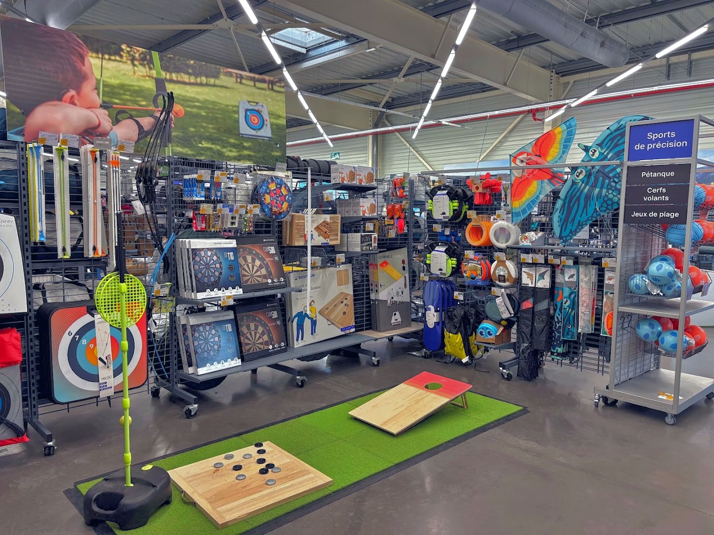 Intérieur du magasin Decathlon Rennes Essentiel