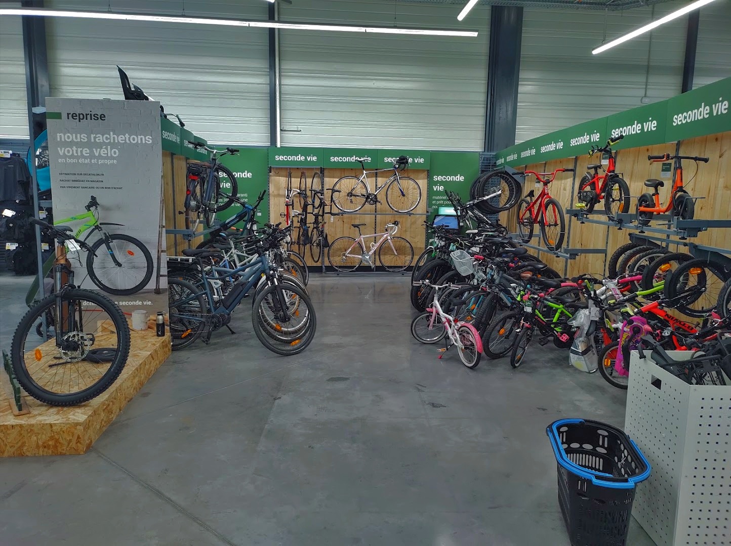 Intérieur du magasin Decathlon Strasbourg Geispolsheim
