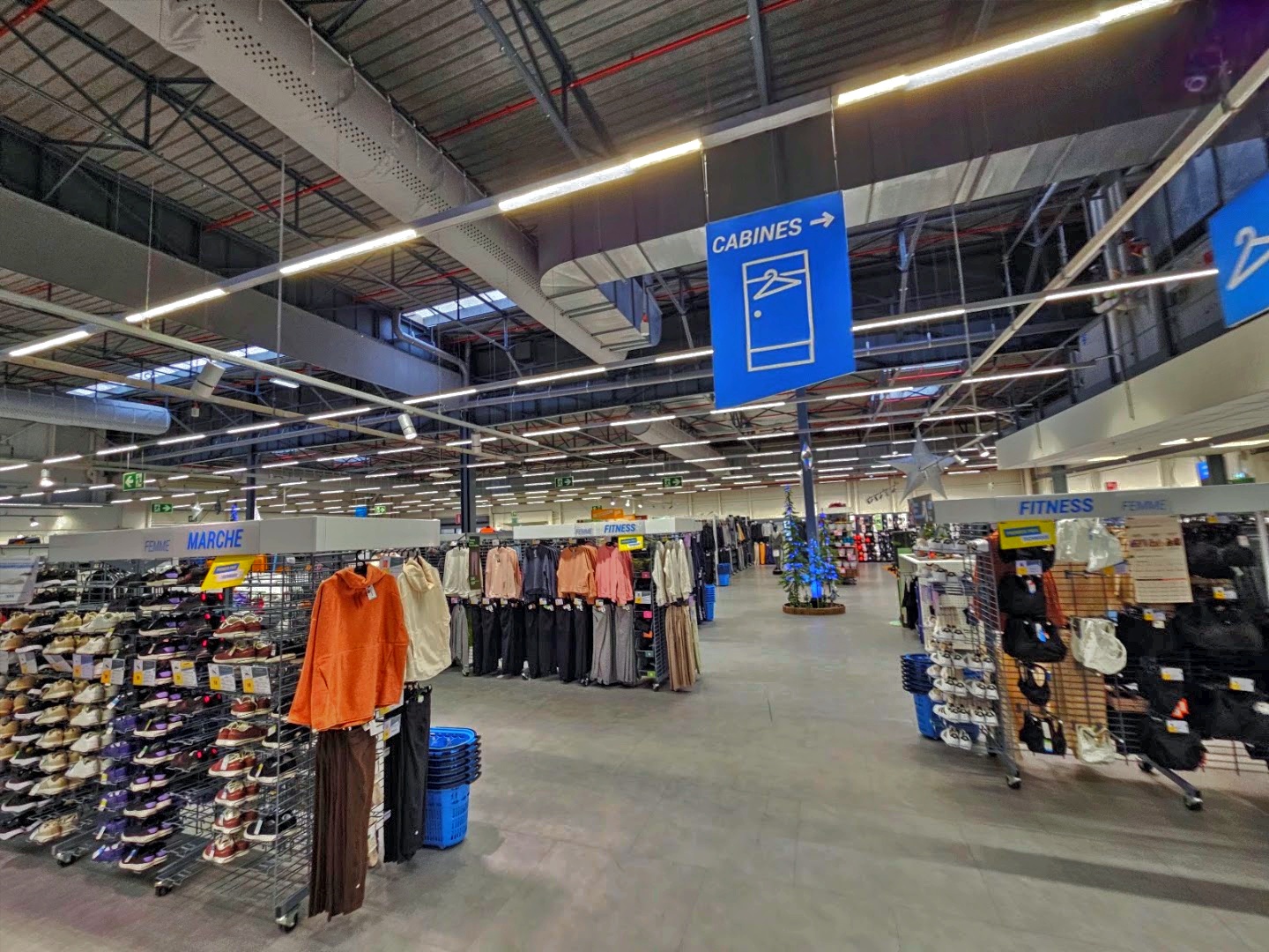 Intérieur du magasin Decathlon Strasbourg Les Halles