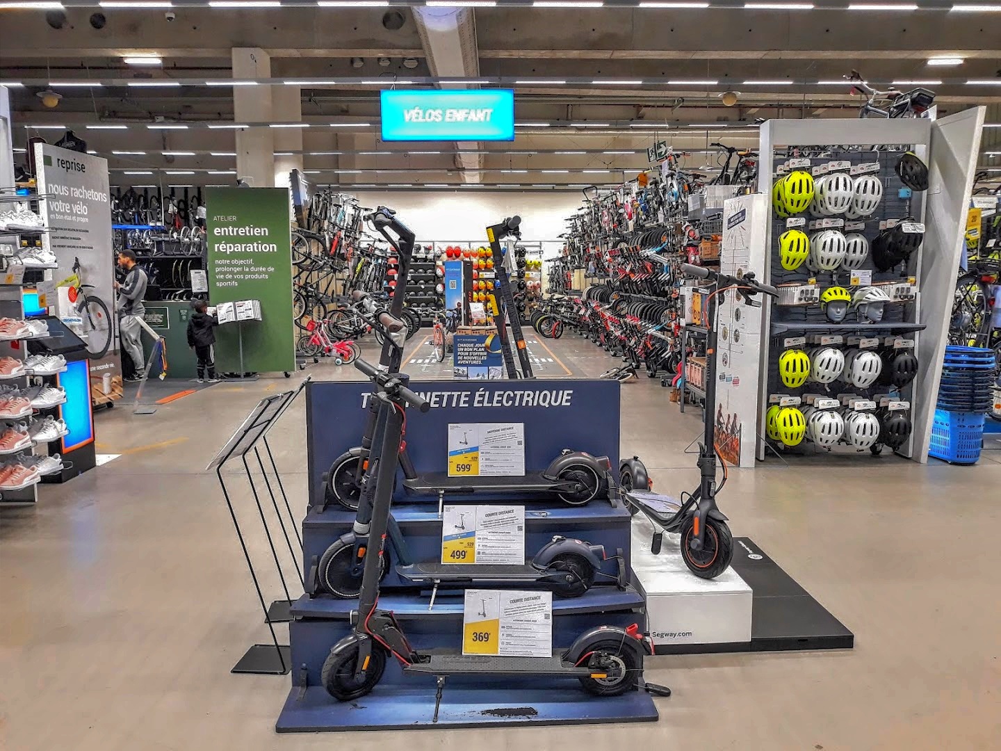 Intérieur du magasin Decathlon Thiais Village