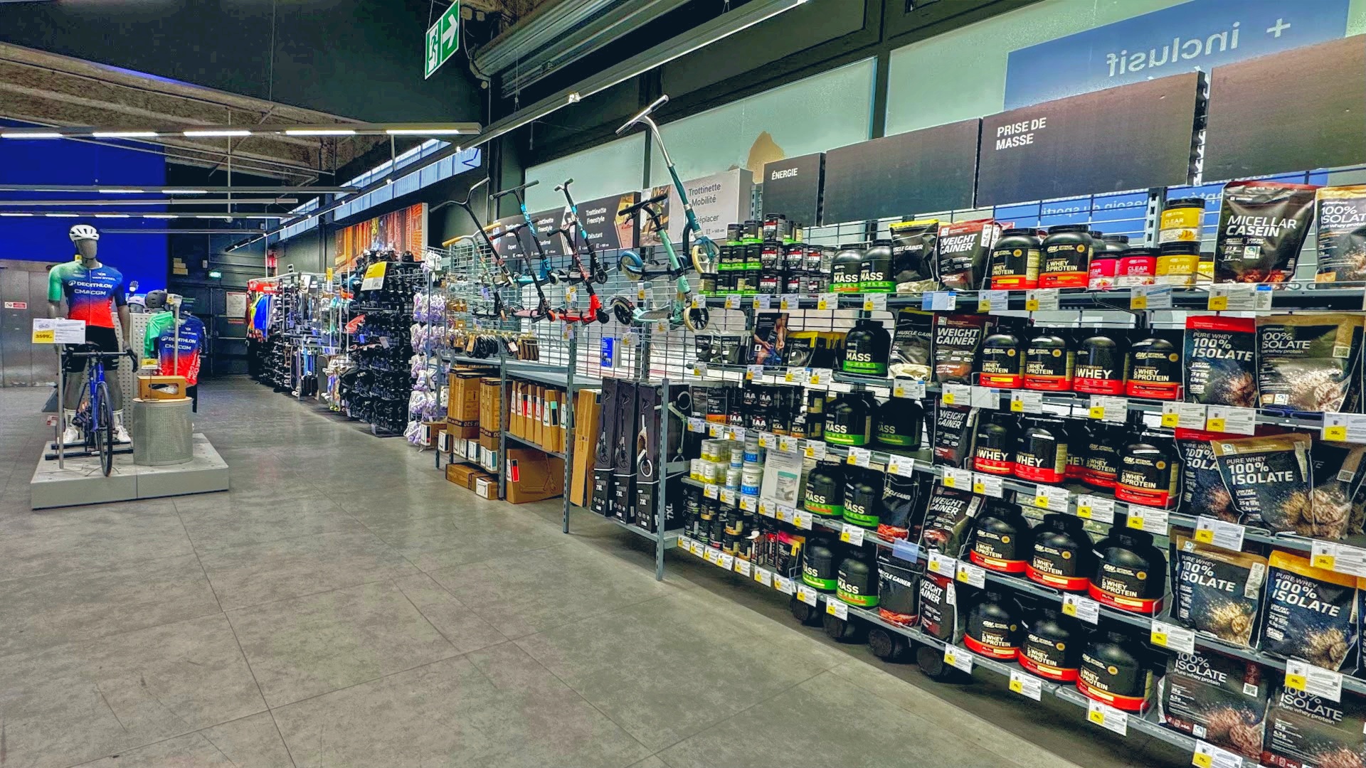 Intérieur du magasin Decathlon Toulouse Centre Ville