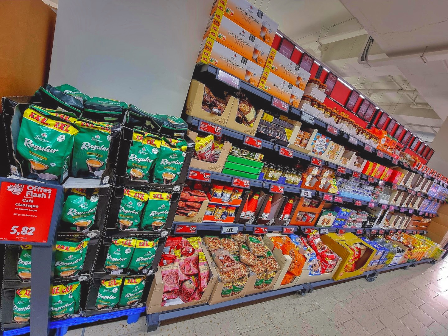 Intérieur du magasin LIDL av francois mitterrand