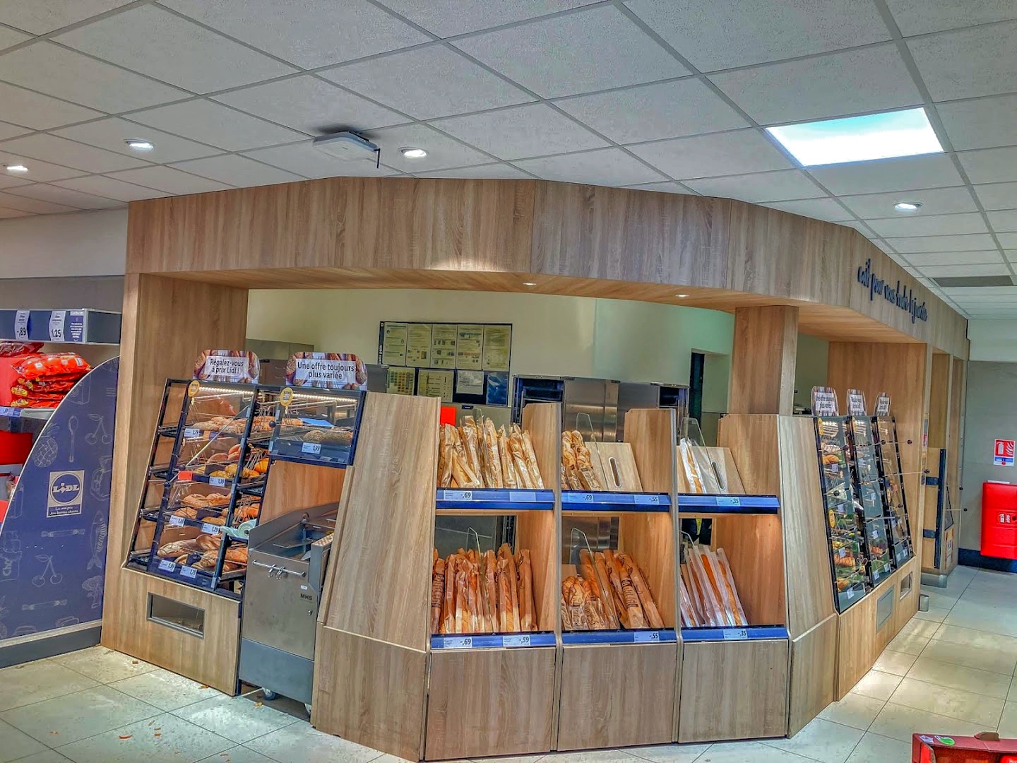 Intérieur du magasin LIDL 1376 av de la pompignane