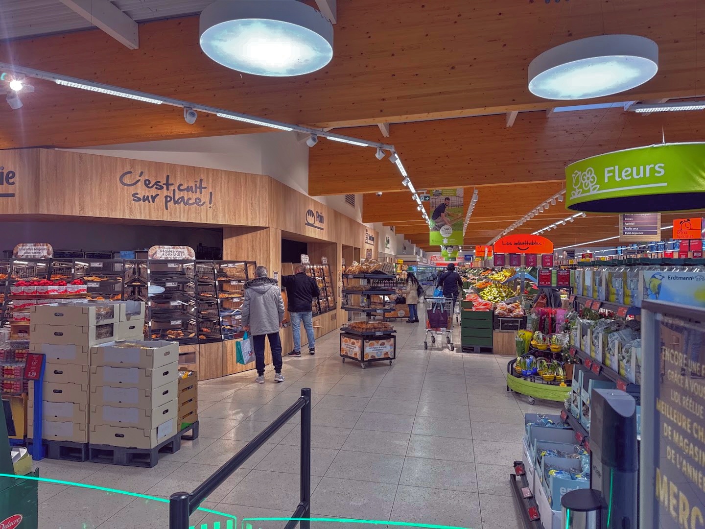 Intérieur du magasin LIDL 128 bd jules verne