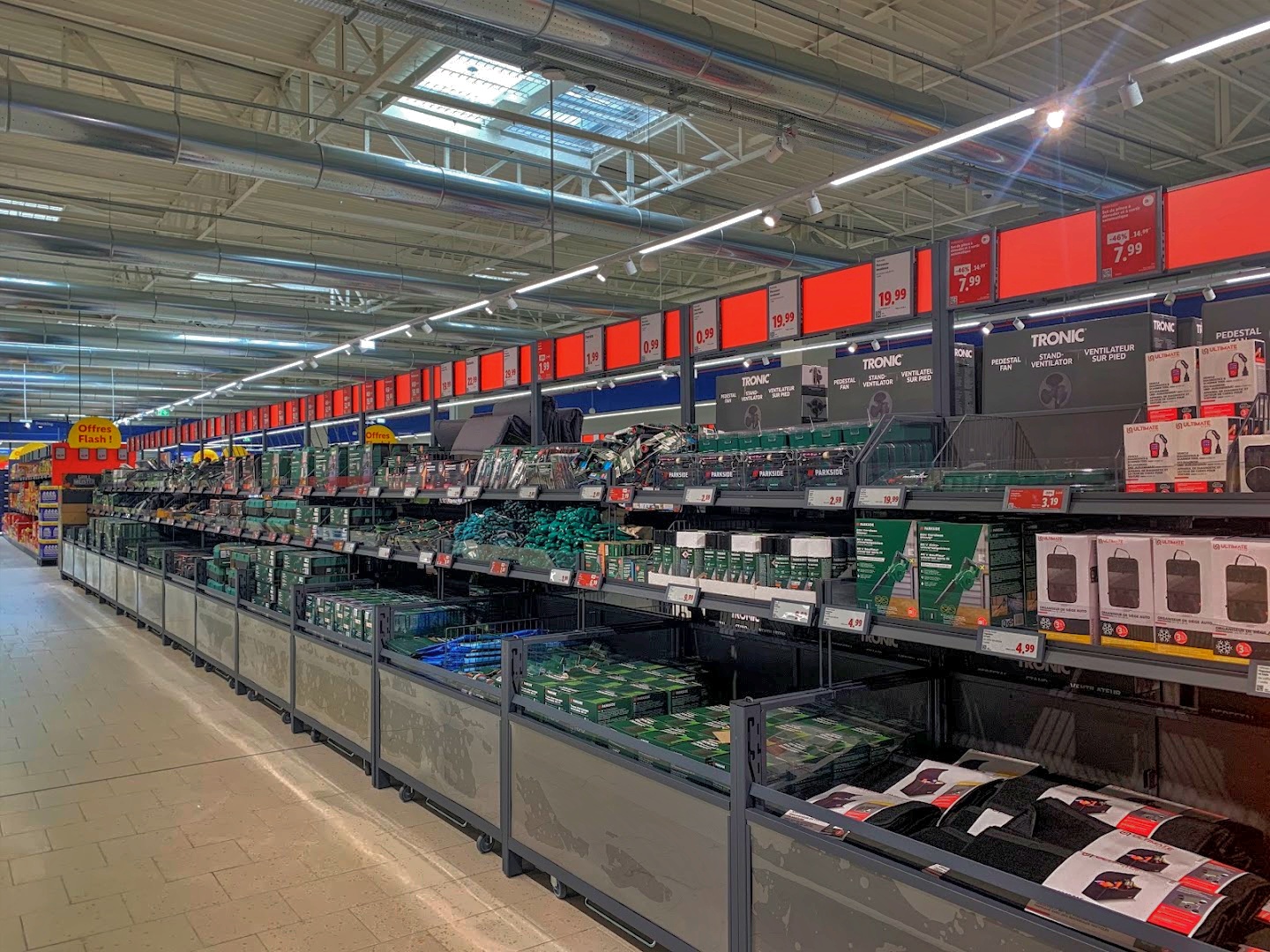 Intérieur du magasin LIDL rte de la sabliere
